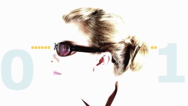 Mujer con gafas de sol delante de un fondo digital animado — Vídeo de stock