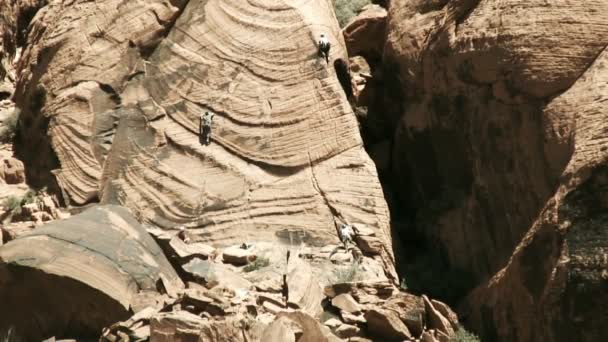 Climber escalating a canyon — Stock Video