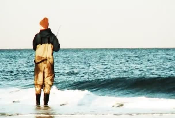 Pescador junto al mar — Vídeo de stock