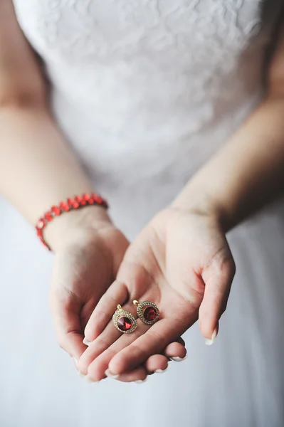 Ring in den Händen der Braut — Stockfoto