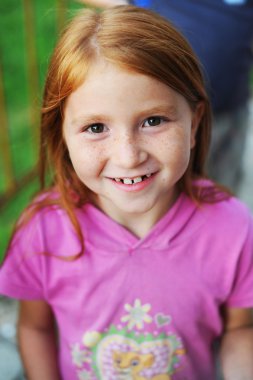 Çocuk gülümsüyor