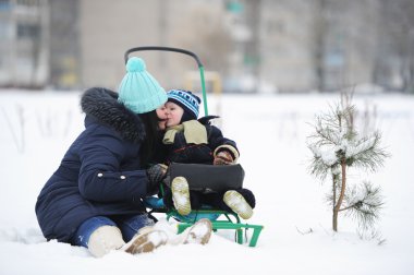 Anne ile oğlu yürüyüş