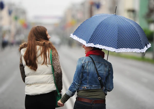 Meninas sob um guarda-chuva — Fotografia de Stock