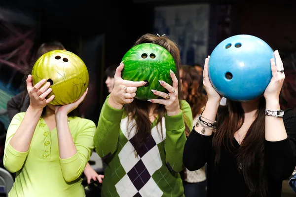 Filles jouent au bowling — Photo