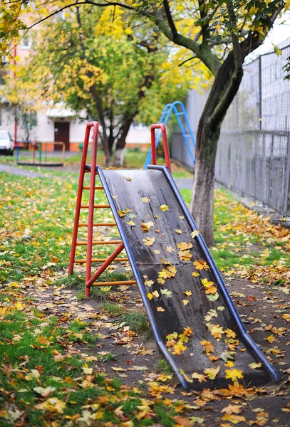 Dětská hill v podzimním parku — Stock fotografie