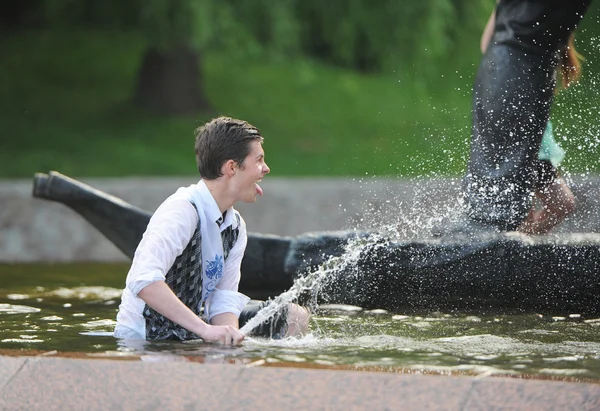 GOMEL - MAGGIO 2013: l'uomo sconosciuto si bagna nella fontana del parco — Foto Stock