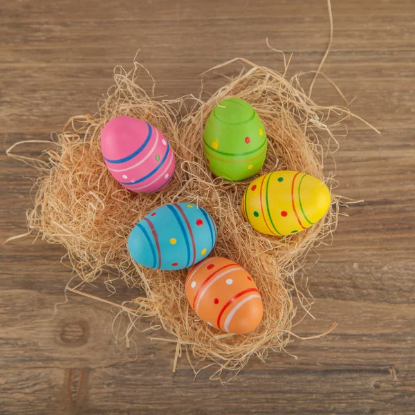Kleurrijke Pasen eieren in een nest 04 — Stockfoto