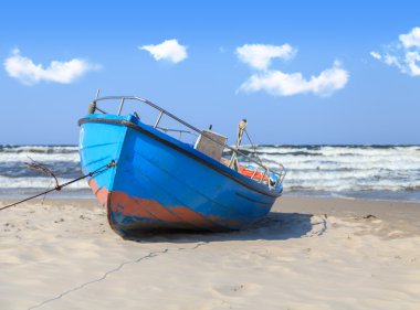 plajda mavi balıkçı teknesi