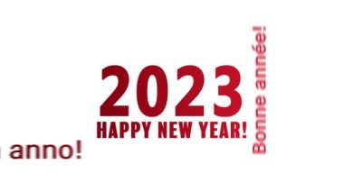 Beyaz arka plan ve farklı dillerde kırmızı ile yeni yıl mesajını taşıyan bir kelime bulutunun video animasyonu 2023 yılını temsil ediyor.