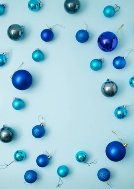 Mavi Noel süslemesi desenli, mavinin üç tonu var. Pastel arkaplanda düz görünüm.