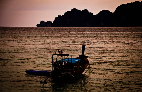 Barco de cola larga al atardecer — Foto de Stock