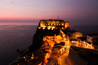 Castello ruffo di scilla plaja bakmaktadır.