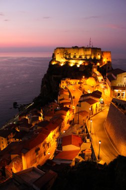 Castello ruffo di scilla plaja bakmaktadır.