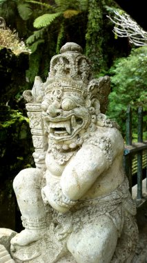 Bali dili Tanrı (taş)