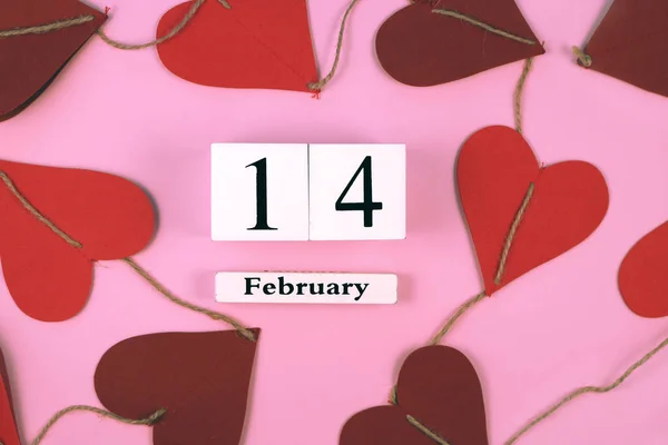 Día de San Valentín. Calendario de madera Fecha con inscripción 14 de febrero sobre fondo rosa —  Fotos de Stock