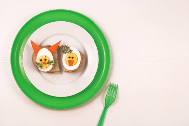 Çocuklar için eğlenceli yemek. Çocuklar için komik yumurtalı sandviçler. Tavşan tavşan ve tavuk şekilli sandviç. Çocuklar için sağlıklı beslenme. Çocuklar için yaratıcı fikir kahvaltı, kopyalama alanı