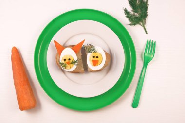 Çocuklar için eğlenceli yemek. Çocuklar için komik yumurtalı sandviçler. Tavşan tavşan ve tavuk şekilli sandviç. Çocuklar için sağlıklı beslenme. Çocukların kahvaltısı için yaratıcı bir fikir.