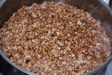 bir tavada pişirme buğday