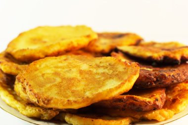 Peynirli krep beyaz zemin üzerine