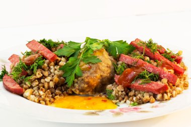 sosis, yeşillik ve pirzola ile buğday tahıl