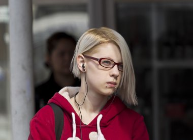 gözlük takan güzel genç kız müzik dinliyor