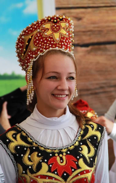 En vacker ung flicka i ryska nationella dräkten — Stockfoto