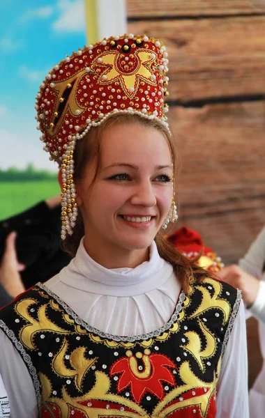 The beautiful young girl in the Russian national suit — Stock Photo, Image