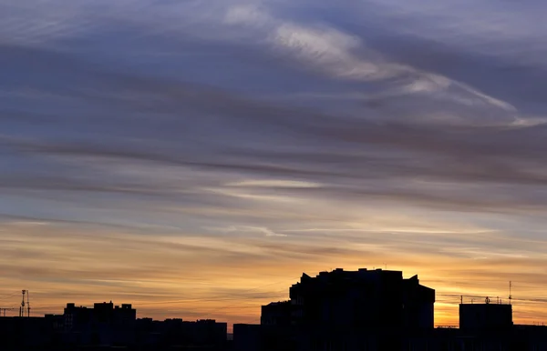 Bir düşüş sırasında şehirler üzerinde bulutlu gökyüzü — Stok fotoğraf