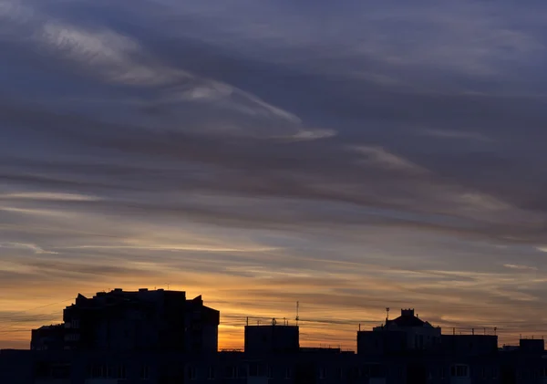 Облачное небо над городами во время упадка — стоковое фото