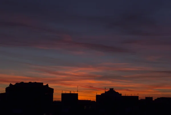 O céu nublado sobre as cidades durante um declínio — Fotografia de Stock