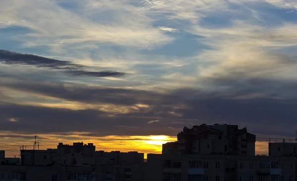 The cloudy sky over the cities during a decline — Stock Photo, Image