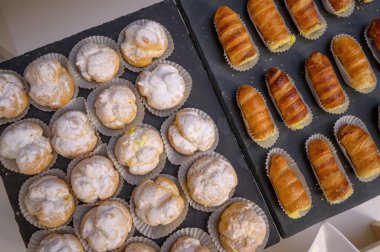 Yukarıdan çekilen bir tepside servis edilen hamur işleri.