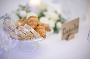 Düğün masasında hamur işi 