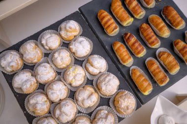 Yukarıdan çekilen bir tepside servis edilen hamur işleri.