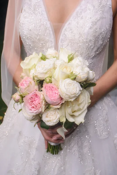 Bruid Een Boeket Van Bloemen Houden Haar Trouwdag — Stockfoto