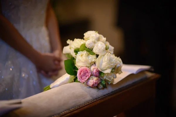 Mariée Tenant Bouquet Fleurs Jour Son Mariage — Photo