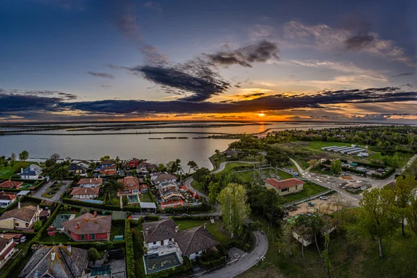 Denizin üzerinde güzel bir gün batımı