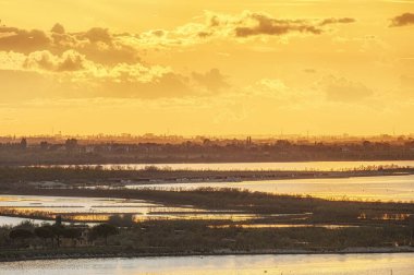 Denizin üzerinde gün batımı