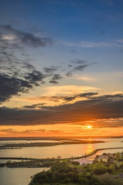 Denizin üzerinde güzel bir gün batımı