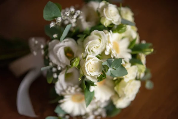 木制背景的漂亮婚礼花束 — 图库照片