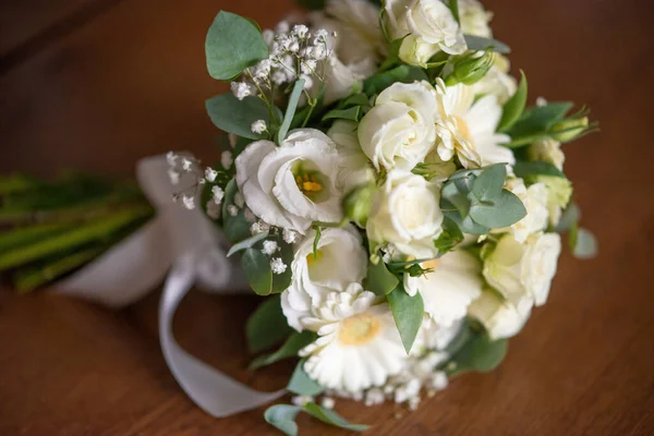 Mooi Bruiloft Boeket Van Bloemen Houten Achtergrond — Stockfoto