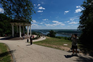 Güneşin güzel bir günde vadiyi aydınlattığı yürüyüş parkurundan Almanya 'nın Bingen am Rhein manzarası