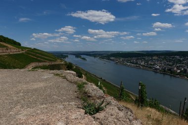 Güneşin güzel bir günde vadiyi aydınlattığı yürüyüş parkurundan Almanya 'nın Bingen am Rhein manzarası