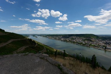 Güneşin güzel bir günde vadiyi aydınlattığı yürüyüş parkurundan Almanya 'nın Bingen am Rhein manzarası