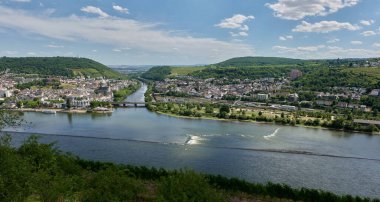 Güneşin güzel bir günde vadiyi aydınlattığı yürüyüş parkurundan Almanya 'nın Bingen am Rhein manzarası