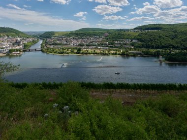 Güneşin güzel bir günde vadiyi aydınlattığı yürüyüş parkurundan Almanya 'nın Bingen am Rhein manzarası