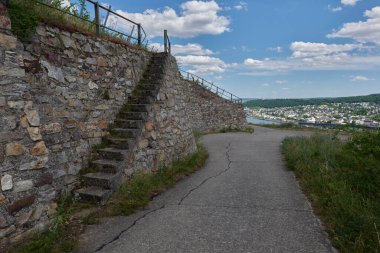 Güneşin güzel bir günde vadiyi aydınlattığı yürüyüş parkurundan Almanya 'nın Bingen am Rhein manzarası