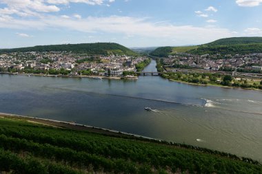 Güneşin güzel bir günde vadiyi aydınlattığı yürüyüş parkurundan Almanya 'nın Bingen am Rhein manzarası