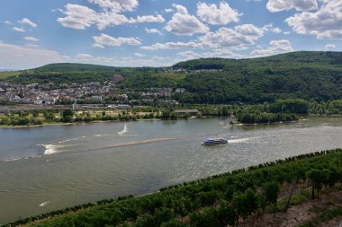 Güneşin güzel bir günde vadiyi aydınlattığı yürüyüş parkurundan Almanya 'nın Bingen am Rhein manzarası