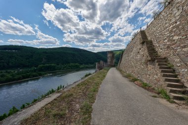 Güneşin güzel bir günde vadiyi aydınlattığı yürüyüş parkurundan Almanya 'nın Bingen am Rhein manzarası